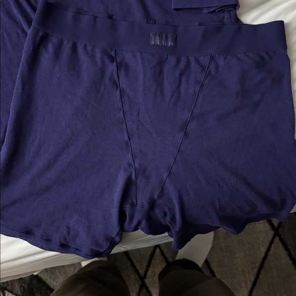 Skims boyfriend boxers & long sleeve tee set - Picture 4 of 9